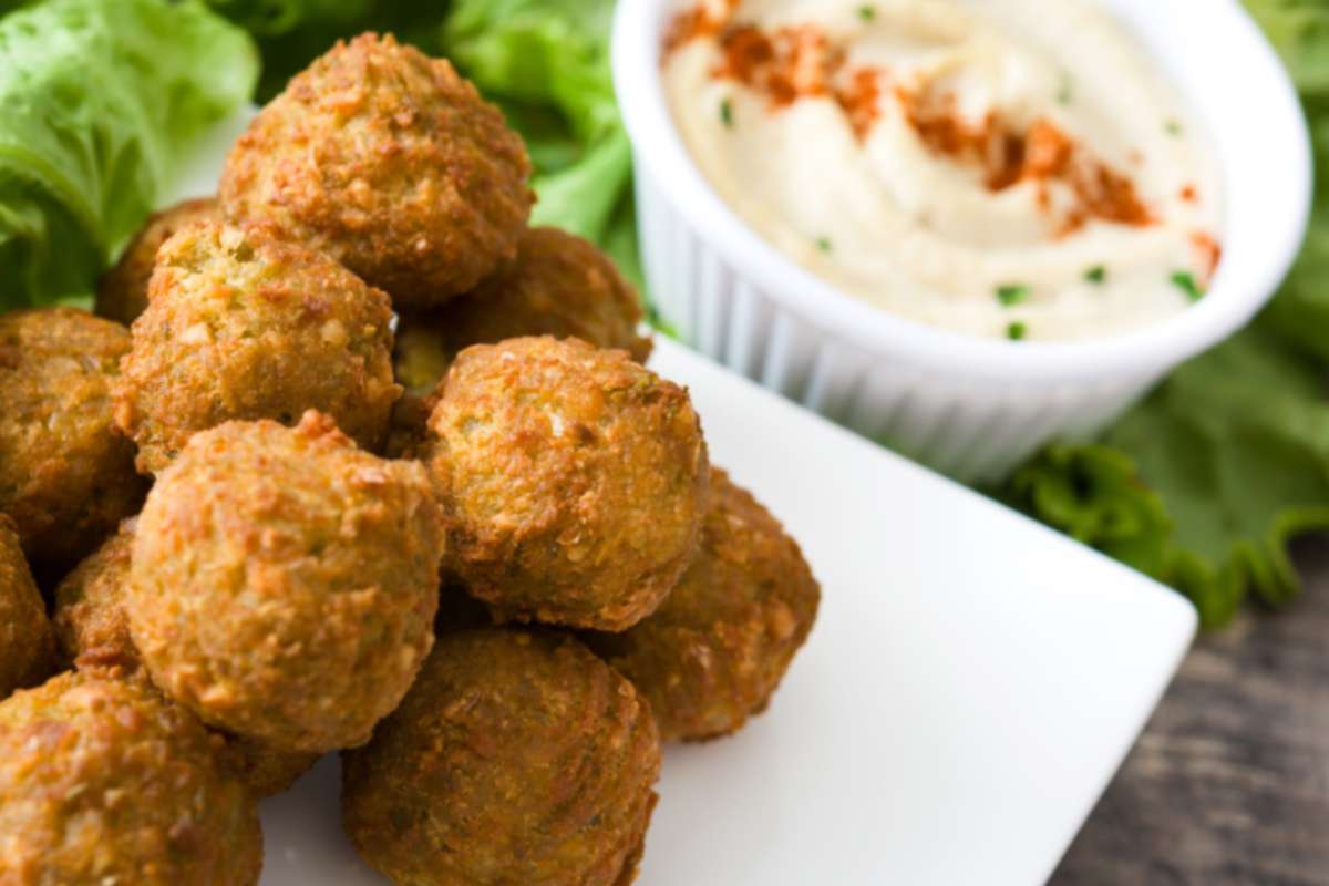 polpette fritte e accanto una salsina bianca dentro ad una ciotolina