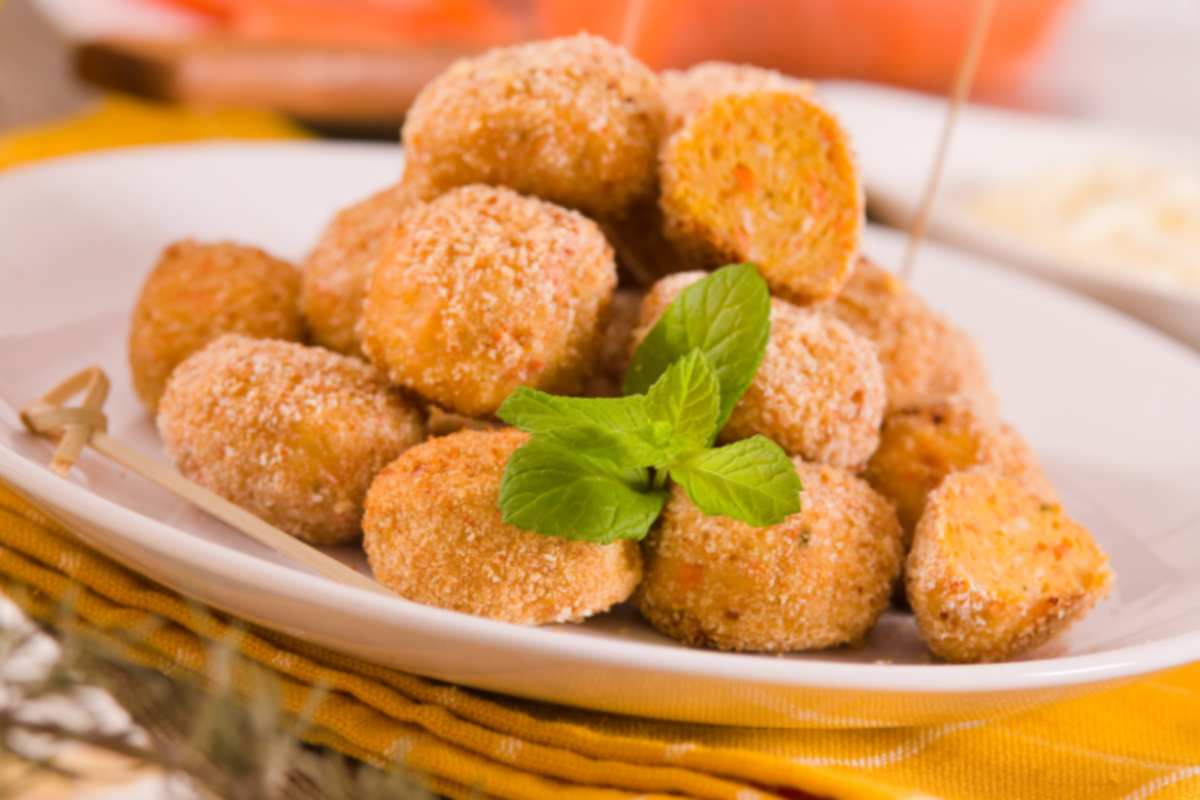 polpette di peperoni fritte sopra ad un piatto