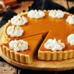 una pumpkin pie con panna montata