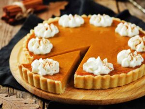 una pumpkin pie con panna montata