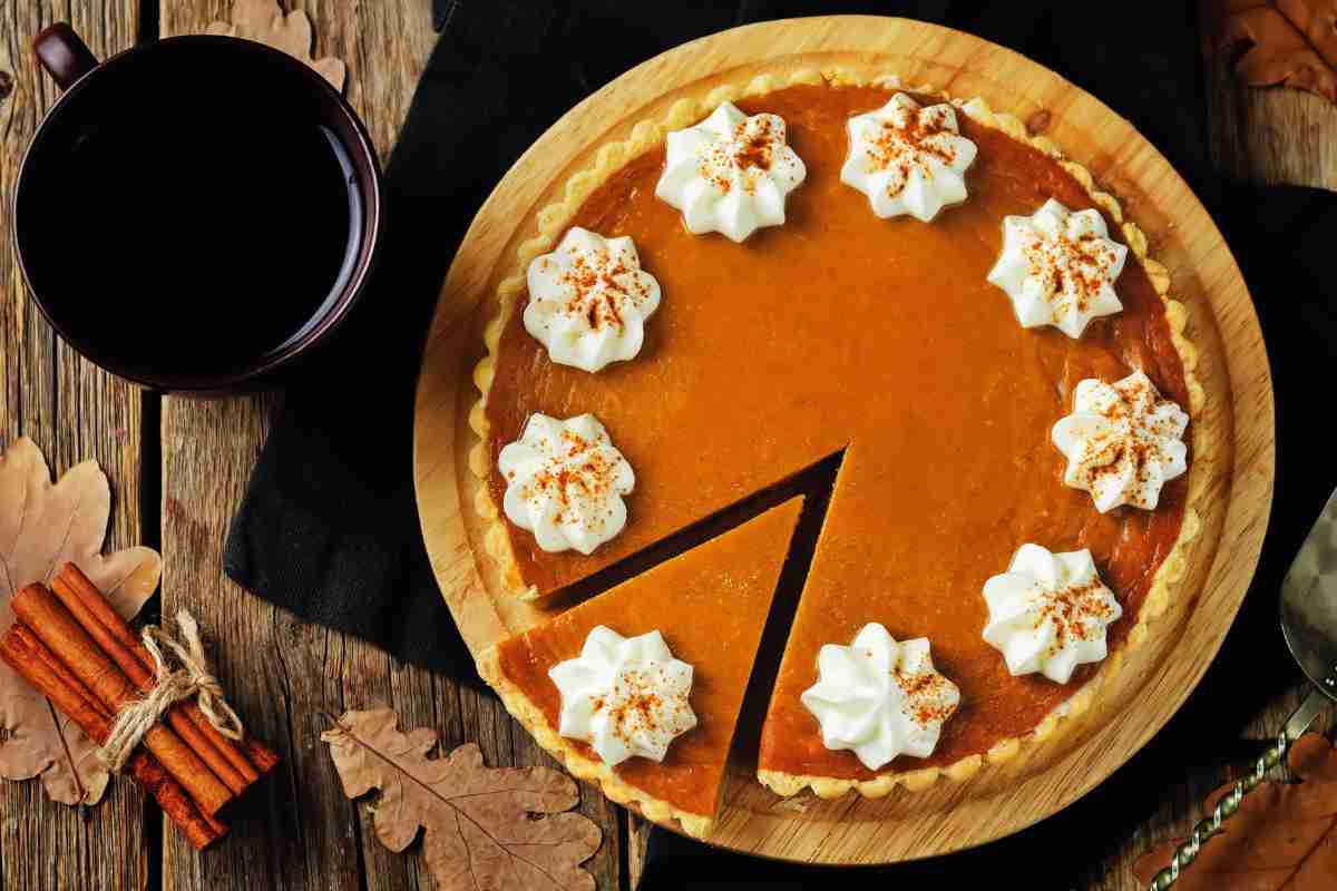 pumpkin pie con ciuffi di panna montata