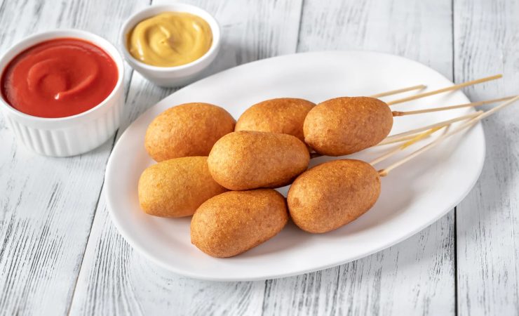 Piatto con corn dog e salse