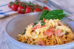fusilli cremosi con feta pomodorini e basilico
