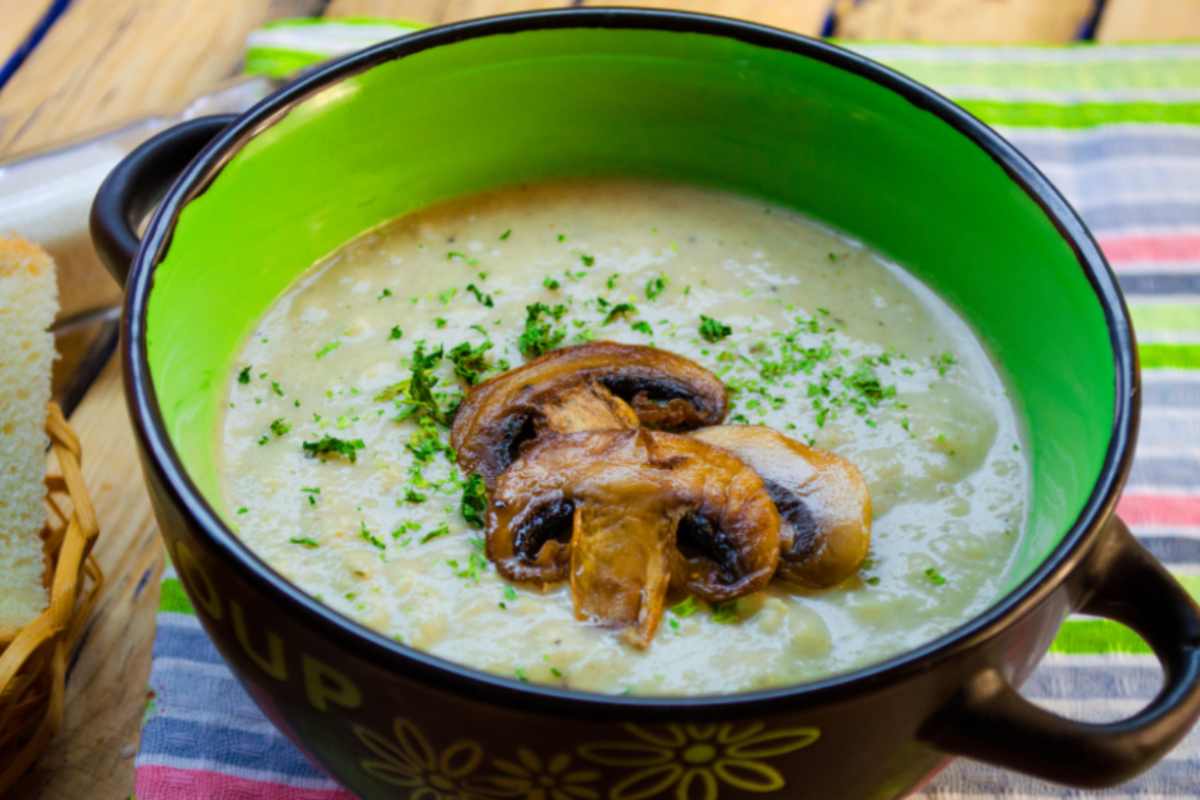 vellutata cremosa con sopra dei funghi trifolati e del prezzemolo