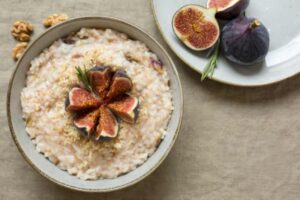 risotto cremoso con sopra fichi a spicchi