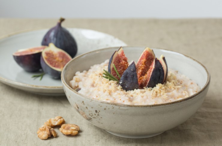 risotto cremoso in una ciotola con sopra un fico 