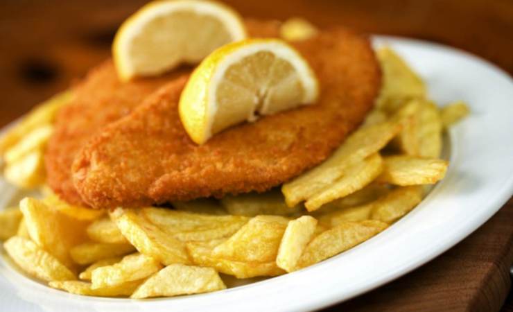 cotolette, patatine fritte e limone