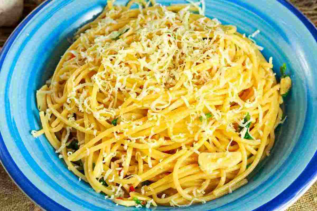 spaghetti con prezzemolo, aglio e formaggio grattugiato