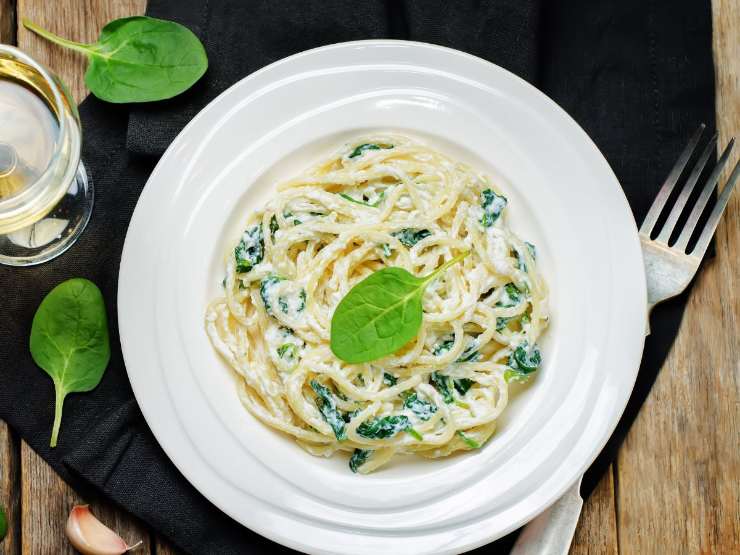 spaghetti alla ricotta con spinaci freschi