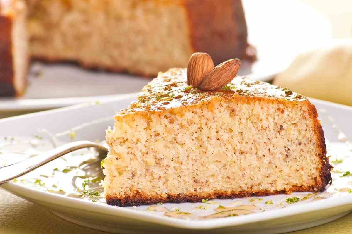 fetta di torta alle mandorle