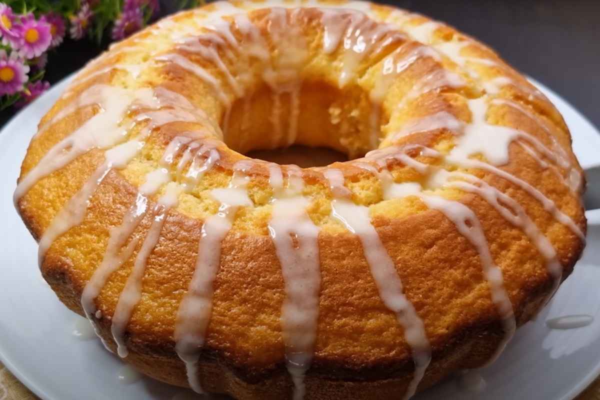 un ciambellone con glassa bianca