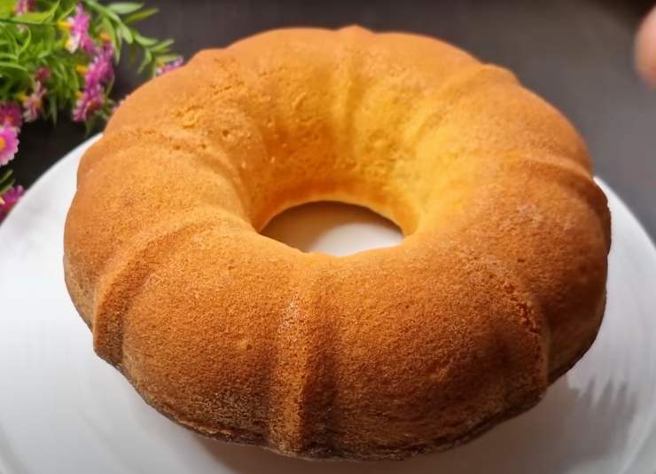 ciambellone senza nulla su un tavolo