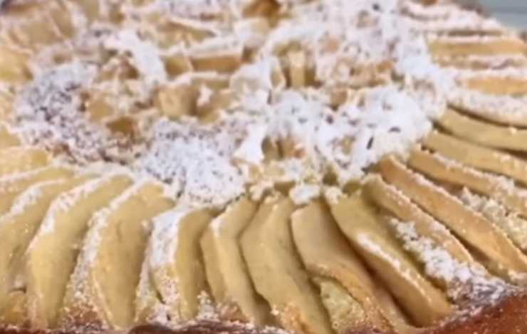 una torta di mele con zucchero a velo