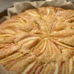 una torta di mele in una teglia