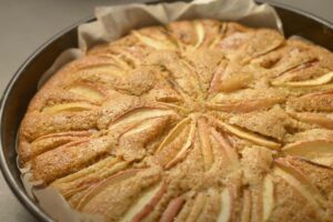 una torta di mele in una teglia