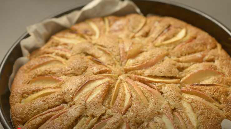 Torta mele e cannella in una teglia