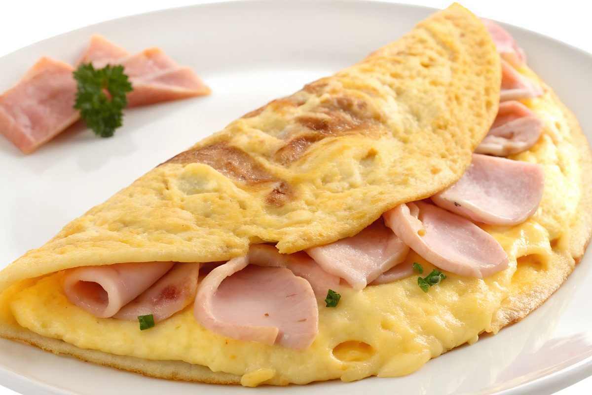 omelette farcita con prosciutto e formaggio