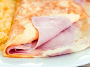 omelette con mozzarella e prosciutto
