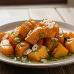 un piatto di zucca in agrodolce con aglio e prezzemolo