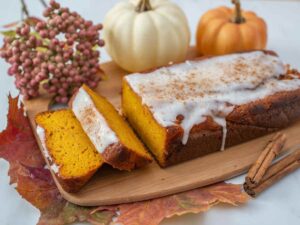 un plumcake decorato con glassa di zucchero