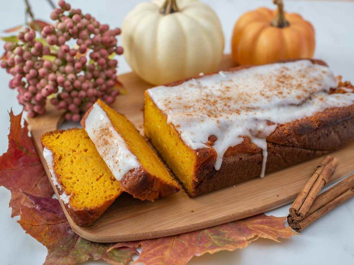 un plumcake decorato con glassa di zucchero